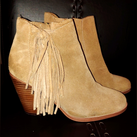 Vince Camuto Shoes - ✨Western Flair✨Vince Camuto Harlin Tan Suede Leather Fringe Booties 6M